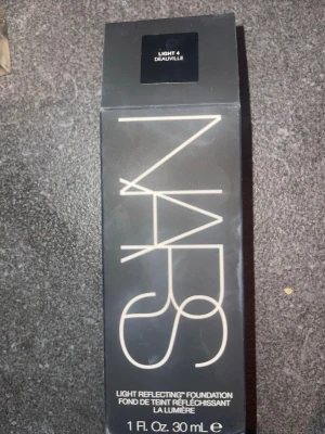 NARS Light Reflecting Foundation Deauville - NARS Light Reflecting Foundation i nyansen Light 4 Deauville. Den innehåller 30 ml. Jag har bara testat den en gång, och då passade den inte min hudfärg.