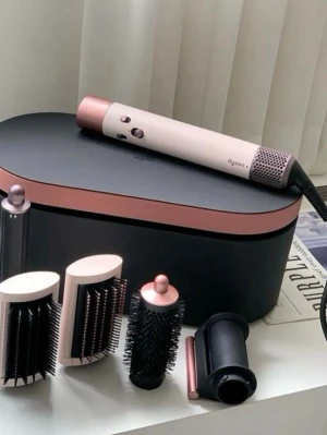 Dyson Airwrap Complete Long - Dyson Airwrap Complete Long – Rosé/Nickel Säljer en Dyson Airwrap Complete Long i nyskick. Produkten är mycket sparsamt använd / som ny och alla tillbehör medföljer.  ✨ Ingår: 	•	Dyson Airwrap-handenhet 	•	Långa locktuber (både vänster & höger) 	•	Stylingborstar 	•	Rund volymborste 	•	Fön-/utjämningsmunstycke 	•	Original förvaringsetui  📌 Skick: 	•	Som ny 	•	Inga repor eller slitage 	•	Fungerar perfekt  Perfekt för dig som vill ha salongskänsla hemma ✨ 