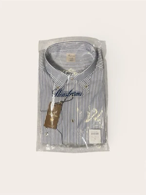 Blårandig skjorta från Stenströms XL - Snygg oanvänd slimline skjorta från Stenströms i storlek XL. Skjortan har blå och vita ränder, klassisk krage med knappar och är tillverkad i 100% bomull. Perfekt för dig som gillar stilrena och fräscha plagg med en modern touch.