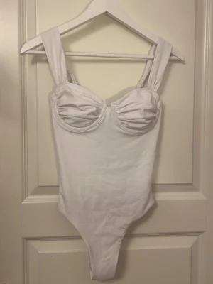 Vit baddräkt  - Vit baddräkt helt oanvänd för trodde det var en vanlig body. storlek S