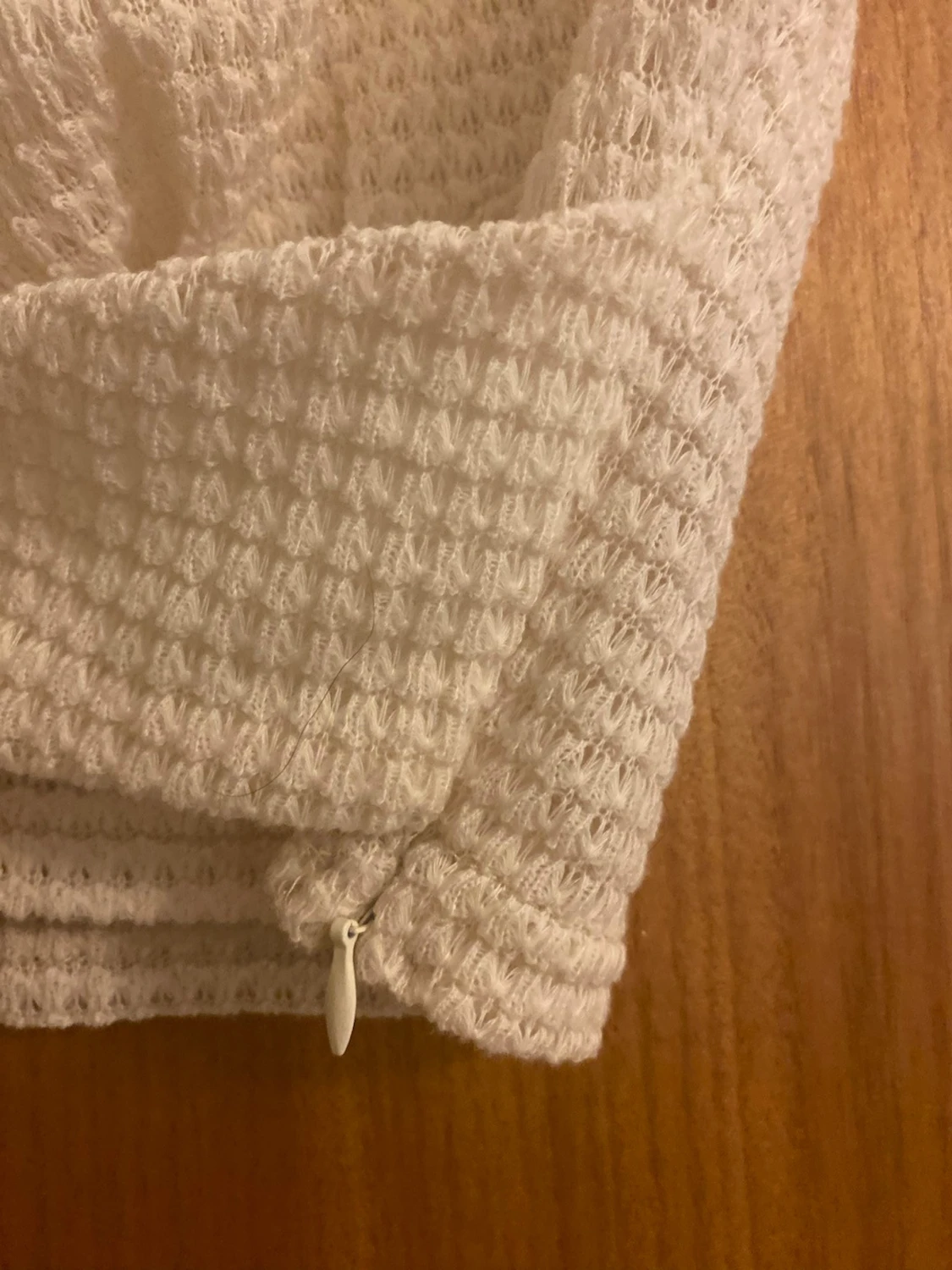 Vit croppad linnetopp med kedjedetalj - 3