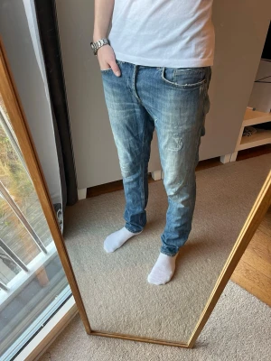 Dondup George med schyssta slitningar - Tja! Schysst par Dondup jeans!| Modell: George| Mycket gott skick!| Kontakta mig vid frågor och funderingar!| Pris alltid diskuterbart!| //Nils-köp efter 25/12-skickas tidigast 29/30-12