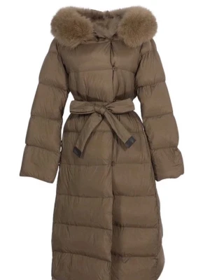 Lång beige/brun pufferjacka med päls - Helt ny säljer pga jag beställde fel färg. Säljer en lång, brun pufferjacka/dunjacka med äkta pälskant på huvan (rävpäls) och knytbälte i midjan. perfekt för kalla vinterdagar. Storlek S men funkar för Xs och M