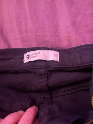 Svarta jeansshorts från g perfect jeans - Snygga svarta jeansshorts från g perfect jeans i storlek 36. Modellen är högmidjad med klassisk knapp och dragkedja framtill samt fickor både fram och bak. Materialet är mjukt och slitstarkt denim som passar perfekt till en chill stil.