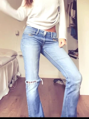 Ljusblå bootcut jeans låg midja - Säljer mina absoluta favorit jean, ett par ljusblå bootcut jeans med låg midja. Jeansen har klassisk femficksdesign, slitningar vid fickorna och ett litet hål på ena knät. de är vintage diesel, och mina egna bilder. så så så fina💞💞💞långa på mig är 167