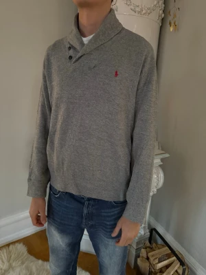 Ralph Lauren tröja Storlek L - Säljer en Ralph Lauren tröja i storlek L. Den är i underbart skick! 💸 Nypris: ca 3000 kr 🚚 Snabb frakt! Skickas inom 1–2 dagar ✅ Inga fläckar, hål eller synliga tecken på slitage.   💬 Skriv gärna vid frågor – jag svarar snabbt!