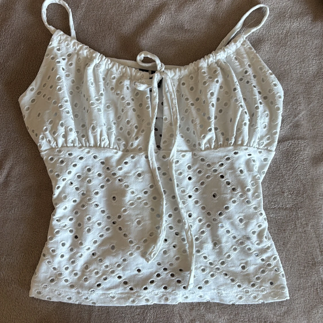 Vit linnetopp med knyt