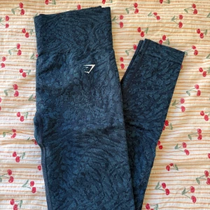 Mörkblå mönstrade leggings - Gymshark - Supersnygga mörkblå leggings från Gymshark med diskret mönster och hög midja. Stretchigt material som sitter tight och bekvämt💙🩵