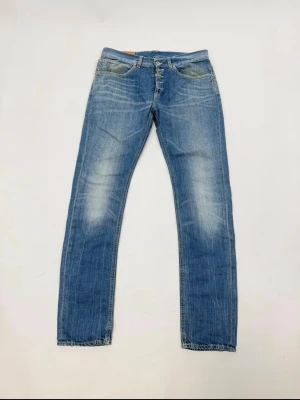 Dondup  jeans  - Dondup jeans i färgen blå, sitter jättebra och är svin sköna, skick 4/5. Nypris 3500 kr, säljer dom nu för 900. 