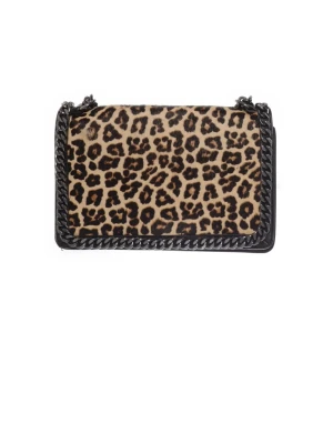 Leopardmönstrad axelväska med kedja - Snygg axelväska med leopardmönster och kraftig kedjedetalj runt kanterna. Väskan har svart bas och detaljer, samt ett coolt djurmönster i beige och brunt. Perfekt för dig som vill sticka ut 