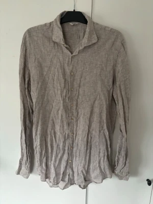 Stenströms skjorta L - Grå populär och snygg stenströms linne skjorta i storlek L säljes. Jättefint skick! En strykning så är den ursnygg igen och tveka inte vid minsta fråga eller fundering!