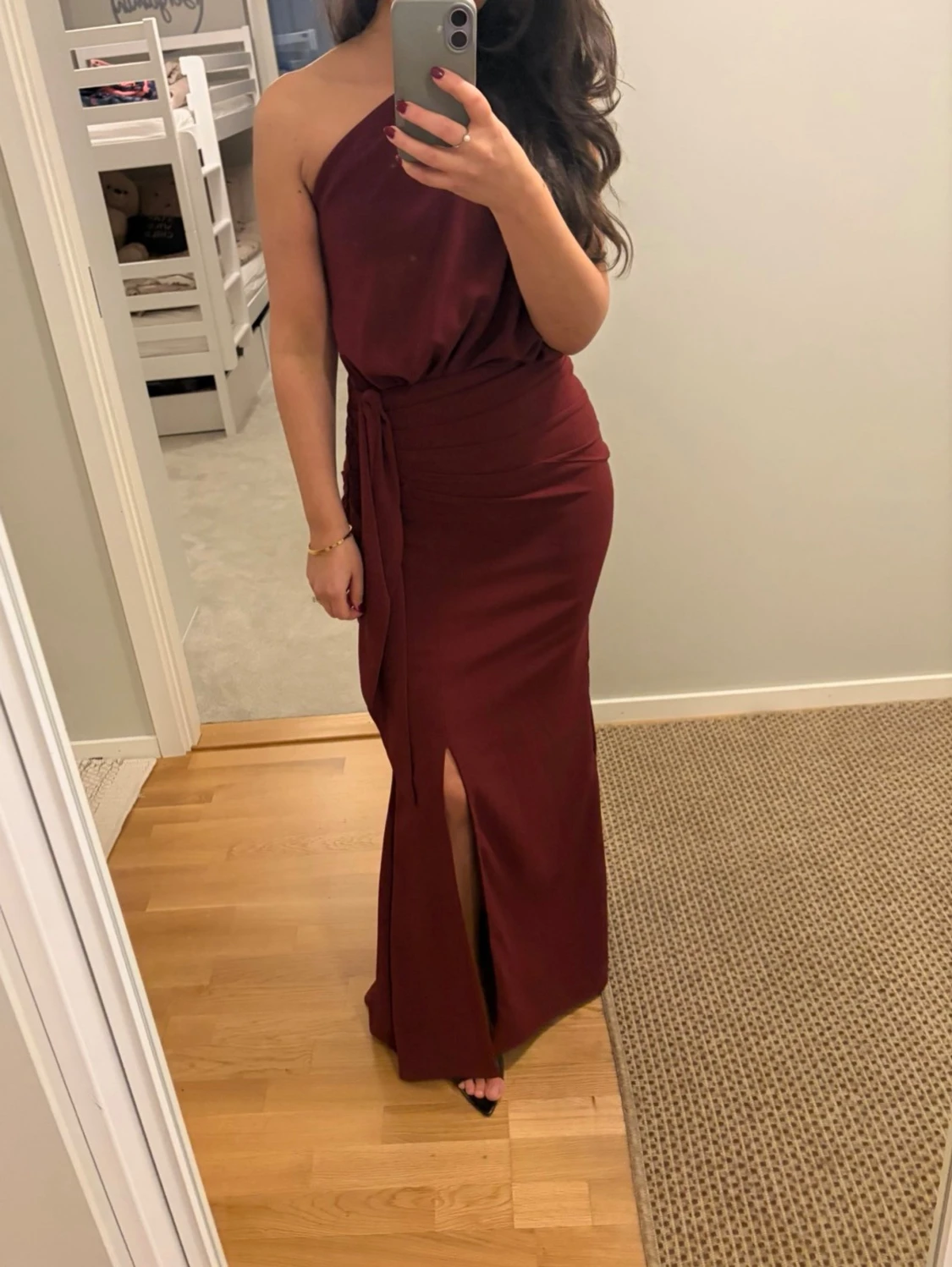 Burgundyröd oneshoulder långklänning