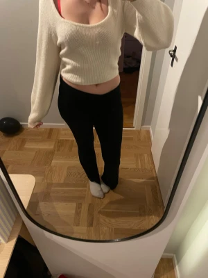 Vit croppad stickad tröja - (Pris kan förhandlas)Säljer en vit croppad stickad tröja med ribbad struktur och lång ärm. Tröjan har en djup rund halsringning och är perfekt för dig som gillar en chill och trendig stil. Passformen är loose och materialet känns mjukt och skönt mot huden.