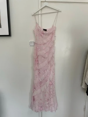 Ljusrosa klänning från Asos - Jätte fin ljusråsa klänning från Asos. Aldrig använd och lappen är kvar. Köpte den för balen och valde en annan klänning, men nu är det för sent att lämna tillbaka. Skriv om ni har frågor!!💕🌷