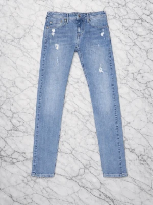 Ljusblåa pepe jeans - Snygga ljusa jeans från peppejeans med coola slitningar. De har en skinny passform och är perfekta för en avslappnad stil. Klassisk femficksdesign och knappgylf.                                                                                Storlek: 16/M/176