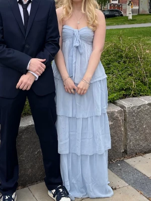 Balklänning  - Superfin blå balklänning som endast är använd i cirka en timme. Passar perfekt både till bal eller sommarkvällar🌸Storleken är XS men den passar nog typ alla mellan XS och M då materialet är väldigt stretchigt. 