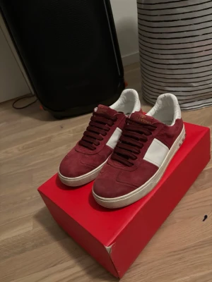 Valentino vinröda sneakers med nitar - Feta vinröda valentino flycrew i strl 40 (passar 41). Skick 8,5/10 2 nitar saknas men mer defekter finner ni inte. Mitt pris är 2500kr men går givetvis går det att förhandla. Skriv för fler frågor eller bilder. Allt og medkommer och jag fraktar inom 24h