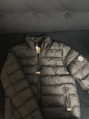 Jacka  - Säljer min moncler och även ett par sköna Replay jeans 