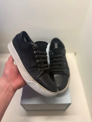 Lanvin - Säljer ett par riktigt feta Lanvins i mycket bra skick med typ inga defekter, 8,5/10 skulle jag säga. Storleken är 43 men passar även 44. Pris kan diskuteras vid snabb affär eller köp. (Endast seriösa  bud!