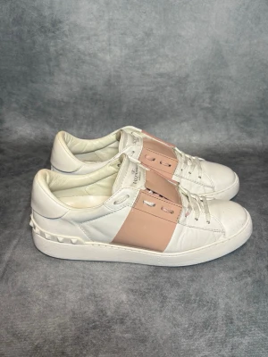 Valentino skor - Storlek: 40 || Skick:  8,5/10, || Nypris: Ca 6000kr || Följ för liknande produkter 🌊🍾