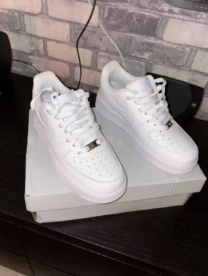 Vita Nike Air force 1 - Pris kan diskuteras!!  Fick dessa vita Nike Air Force 1 i present, men de passade tyvärr inte mig då de är ganska stora. Helt oanvända och i nyskick! 