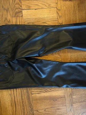 Svarta manchesterbyxor med rak passform - Säljer ett par svarta manchesterbyxor med klassisk rak passform. Byxorna har bakfickor och en stilren look som passar perfekt till en trendig outfit. Materialet är manchester och färgen är djup svart. De är klippta längst ner 2-3 cm.