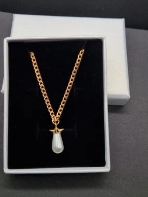 Handgjort halsband inspirerat av Maria Nilsdotter  - Stilren halsprydnad inspirerad av Maria Nilsdotter. ☝️Vid köp ingår en extra berlocksom kan bytas ut, då själva hänget är ömtåligt och känsligt för stötar.