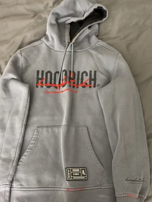 Hoodrich hoodie - Säljer min hoodrich, texten på plasten har tyvärr försvunnit i tvätt