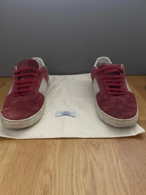 Valentino Flycrews - Tja! Säljer nu mina valentino flycrews för endast 2199kr. Dem är i fint skick och jag kan även gå ner i pris mycket. Sulan har släppt lite men absolut inget som märks vid användning.