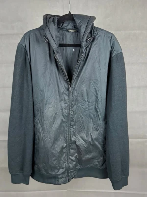 Massimo dutti cardigan  - Massimo dutti cardigan | Färg: Grönblå | Storlek: XL, sitter som L | Skick: Mycket bra, fläck vid taggen annars bra. | Hör av dig vid frågor och funderingar! 