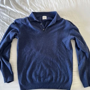 Marinblå cashmere pikétröja John Henric - Säljer en riktigt fet khasmir tröja från John Henric. Tröjan är i storlek L men passar också lite M. Hör av er vid frågor!!
