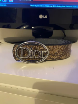 Bälte - Säljer ett snyggt bälte som gör outfiten unik och gör så att det sticker ut skickar gärna fler bilder och svarar på frågor, skickar samma dag som köpet och skickar med en gåva, pris kan diskuteras vid snabb affär