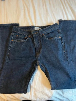 Mörkblå jeans från lager 157 - Snygga mörkblå jeans från lager 157 med klassisk femficksdesign och raka ben. Jeansen har normal passform och är tillverkade i slitstarkt denimtyg av bomull. Perfekta för dig som gillar en enkel och tidlös stil. Strl W30 L32, modellen slimmy 