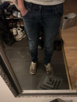 Blå slim jeans från jack n jones - Säljer ett par feta jack n jones jeans. Skicket är bra men dock finns det ett pytte litet hål över knät men absolut ingen man märker av