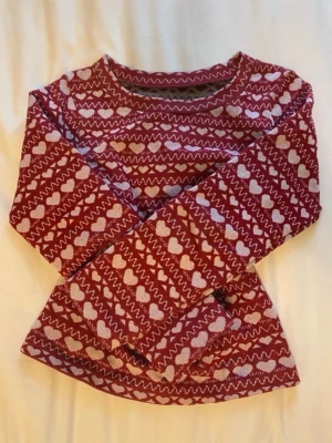 Trendy red and white christmas pyjama set from rusta - Tröjan är S och tightsen M, båda passar mig som är M/L i vanliga fall men hade passat ån XS också! Söta pyjamasbyxor/underställsbyxor/tights med snöflingor och matchande tröja! Väldigt varma och gosiga. Anpassar sig bra efter kroppsformen!☺️