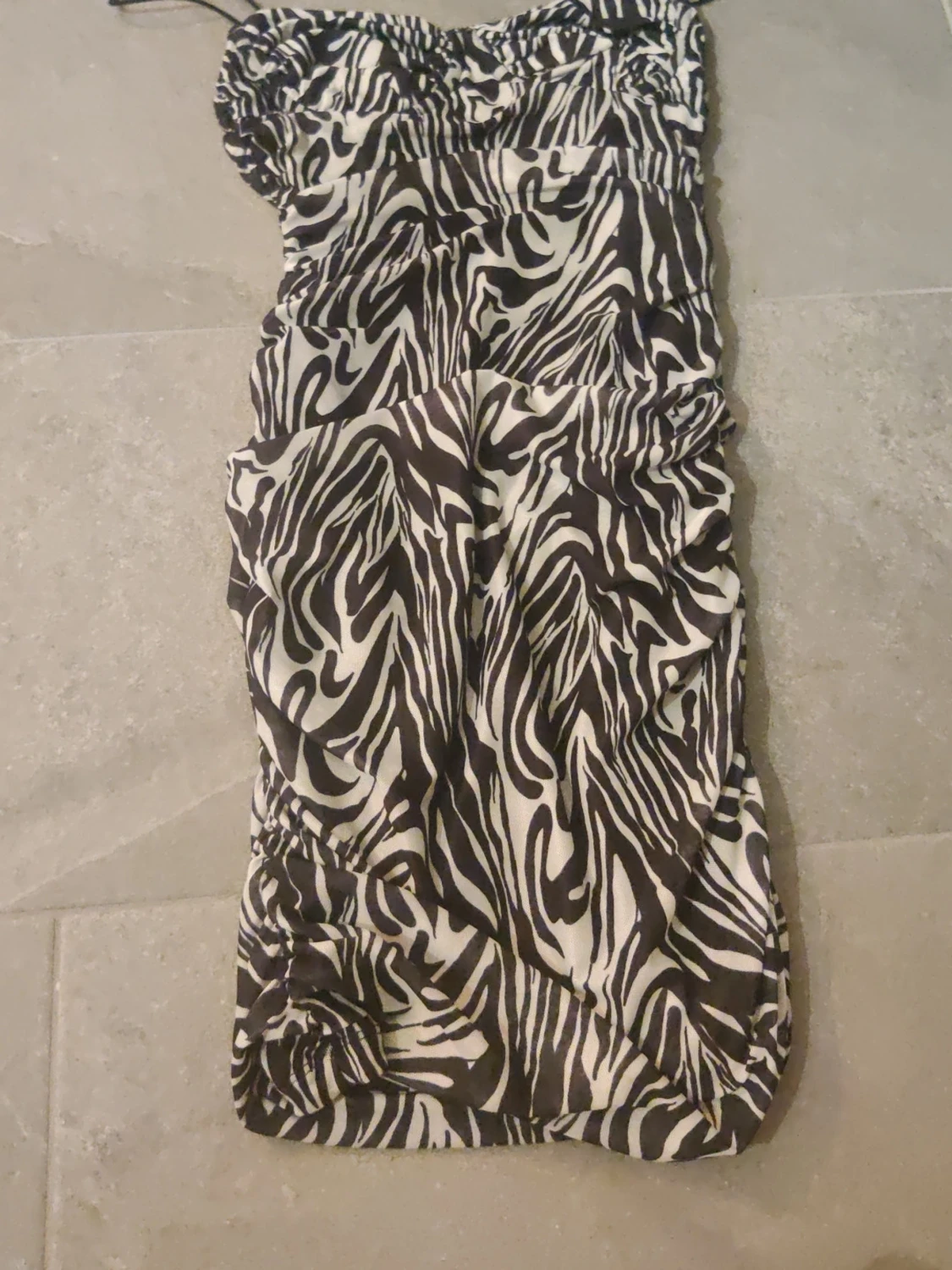 Zebramönstrad kort klänning