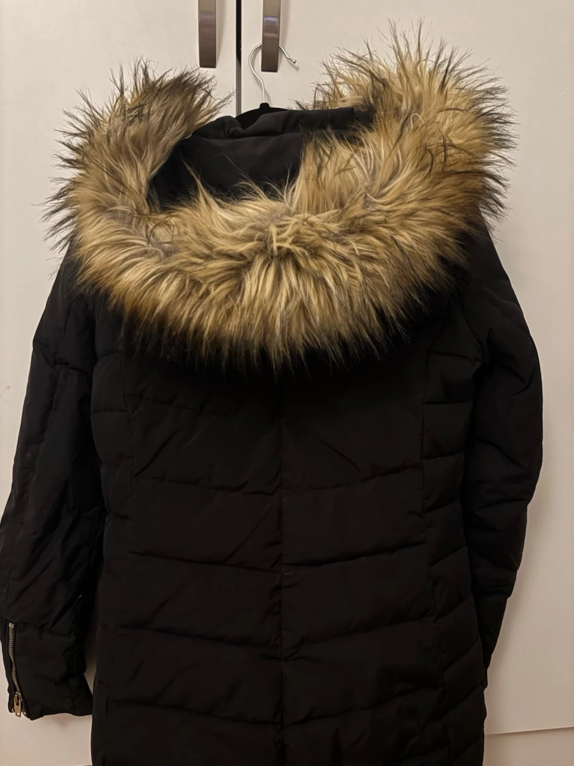 Svart dunjacka med fuskpäls från Rockandblue - 3