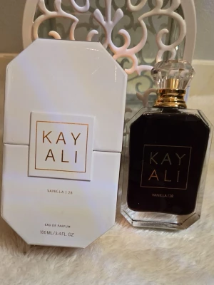 Kayali Vanilla | 28 Eau de Parfum - Kayali Vanilla | 28 är en lyxig parfym med en elegant, mörk glasflaska och gulddetaljer. Helt ny oanvänd