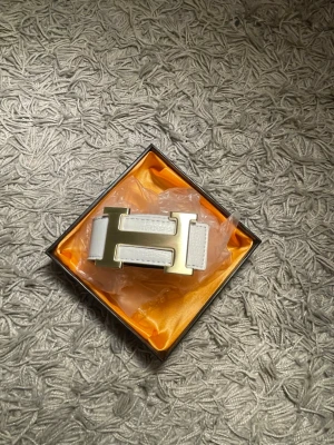 Hermme’s bälte i vit och guld - Fint hermme’s bälte i vit och guld köpt på vinted är dock it äkta, 1,1 äkta läder. Totalt är bältet 107 cm långt. Pris kan diskuteras kom dm för frågor och jag levererar snabbt