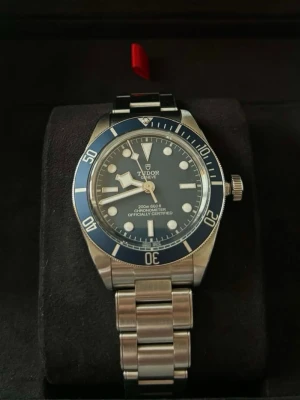 Tudor black bay - Tudor Black Bay 58 – Ref. 79030B | Blue Dial | Full Set (2020) - Selling for customer   Selling this iconic Tudor Black Bay 58 (BB58), reference 79030B, in a stunning blue dial and bezel configuration. Comes as a full set with original box and papers.  ✔️ Authentic Tudor timepiece ✔️ Highly sought-after BB58 model ✔️ Very good condition – one minor, semi-visible scratch on the clasp (see photos)  Specifications: 	•	Reference: 79030B 	•	Case diameter: 39 mm 	•	Movement: Automatic 	•	Bracelet: Steel 