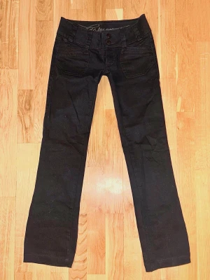 Snygga Low-waisted Esprit jeans! - Svarta Low-waisted jeans från Esprit med supersnygga fickor både fram och bak! De är raka/utsvängda i modellen, väldigt lågmidjade och motsvarar en xxs/xs. Tyvärr är de för smala i låren för mig och därav kan jag inte använda de. Skriv till mig vid frågor!💕