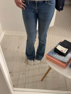 Blå bootcut jeans med detaljerad ficka - Hej! Jag säljer nu mina blåa jeans som är ifrån Gina tricot, använt ett par gånger men inget slitet som syns, om ni har funderingar om pris så hör av er!😁
