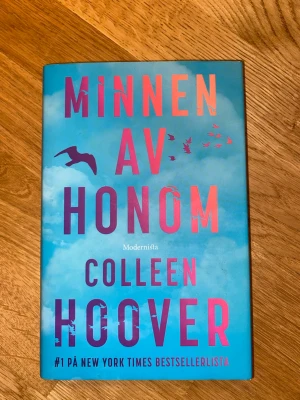 Minnen av honom- Colleen Hoover - Minnen av honom är en svensk översättning på Reminders of him by Colleen Hoover, en välkänd författare. Den här boken är en av hennes mest framstående verk. Boken är i bra skick och är fräsch. Boken är inbunden (har en hård pärm).