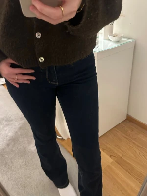 Mörkblå bootcut jeans - Sååå snygga bootcut jeans! Storlek 38 men skulle säga att de sitter mer som en 36. De är midwaist skulle jag säga, de sitter precis under naveln på mig 💕💕på sista bilden ser ni färgen lite bättre!!