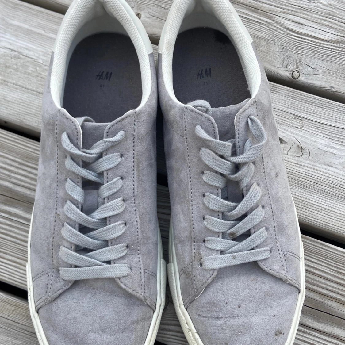 Grå mockasneakers från H&M