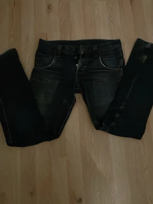 Mörkblå jeans Spencer W29 L32 - Säljer ett par mörkblå jeans från Wrangler i storlek W29 L32. Kan sitta lite tights i midjan annars är de som nya i hur de sitter