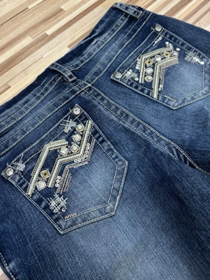 Blå bootcut jeans med blingade fickor - Säljer ett par blå bootcut jeans från Divided med snygga detaljer på bakfickorna. Fickorna är dekorerade med nitar, paljetter och broderier i silver och guld. Jeansen har normal passform. Tänk även på att dessa inte passar mig helt i storleken. Midjemått: 39cm tvärsöver, innerbenslängd: 71cm. Pris går att diskutera, skriv för fler bilder💝💝