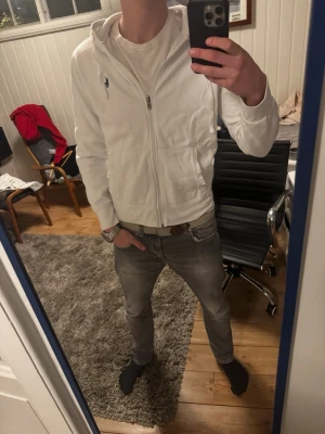 Ralph Lauren Zip Tröja - Snygg vit Ralph Lauren Zip Hoodie | Kanon skick | Modellen på bilden är 182 och väger 70 kg | P012
