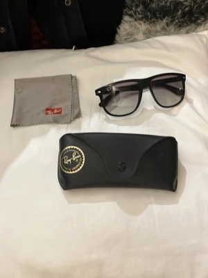  Ray-Ban Boyfriend - Ray-ban boyfriend svarta. Inte helt helt nyskick men inga defekter som märks.