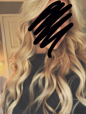 Löshår ifrån rapunzel of Sweden  - Säljer mitt löshår ifrån rapunzel of Sweden med tre olika nyanser. De är två paket kallare blond nyans , en lite varmare och två stycken blonda med koppriga slingor i. De är cirka 45 cm långt då jag klippt till de litegrann. Använt totalt i max 3 månader då jag inte trivdes i löshår. Pris kan diskuteras och skriv gärna för fler bilder😊